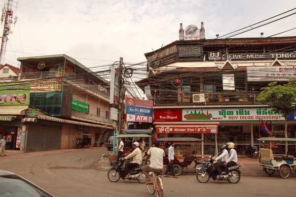 Movimentada rua em Siem Reap, Camboja — Fotografia de Stock