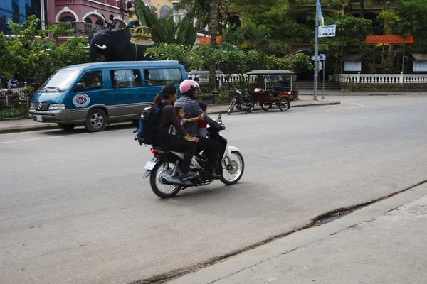 Trafikerad gata i siem reap, Kambodja — Stockfoto