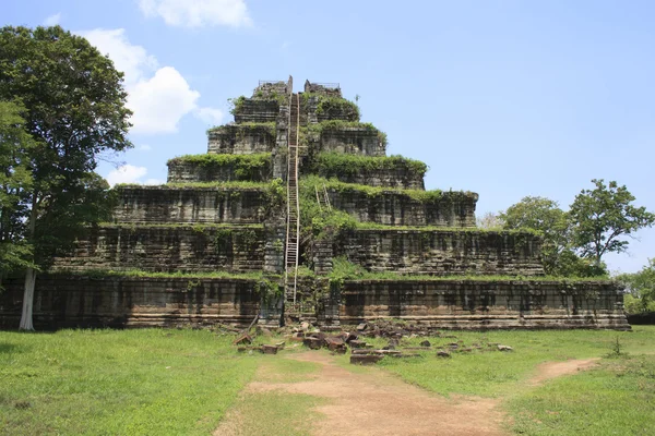 Antigua pirámide de khmer en Koh Kher, Camboya —  Fotos de Stock