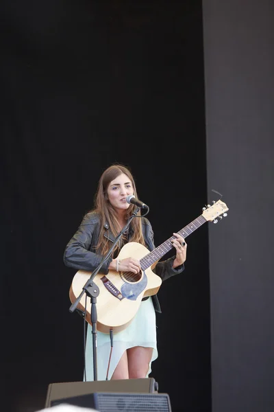 Playing Acoustic Guitar — Stock Photo, Image