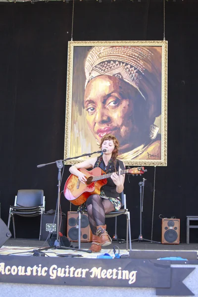 Milena Piazzoli playing guitar — Stock Photo, Image