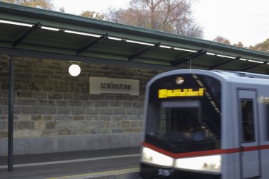 Metro istasyonunda gelen tren