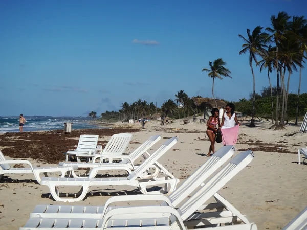 People Enjoying a Tropical Beach — Stock Photo, Image