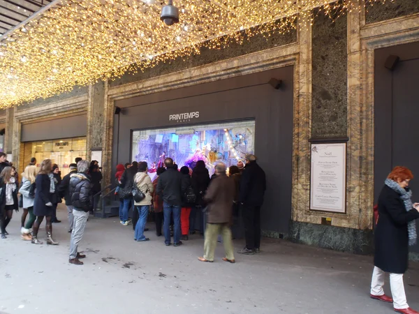 Exhibición decorada de la ventana de Navidad, Printemps Paris — Foto de Stock