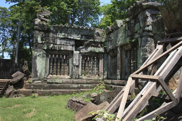 カンボジアのアンコール ワット近くの寺院遺跡します。 — ストック写真