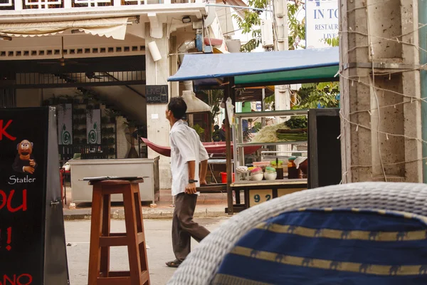 Camboyano vende comida en una calle —  Fotos de Stock