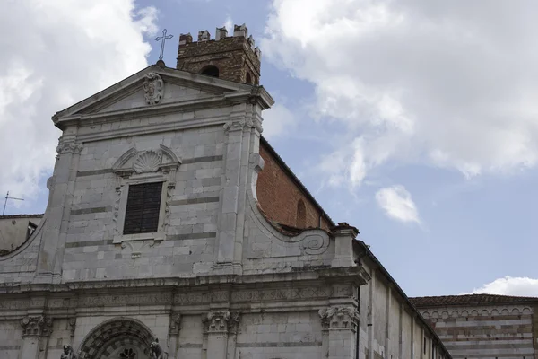 Lucca şehrindeki kilise — Stok fotoğraf