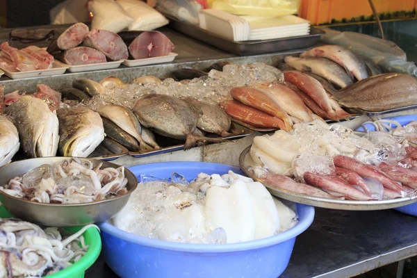 Vissen te koop in saigon markt — Stockfoto