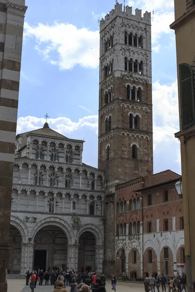 A turisták a templomban, Lucca, Olaszország — Stock Fotó