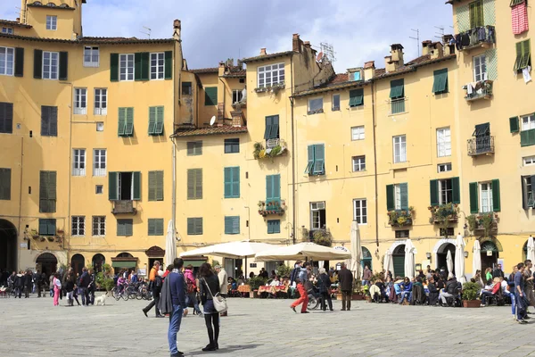Touristen auf der piazza santa maria in lucca italien — Stockfoto