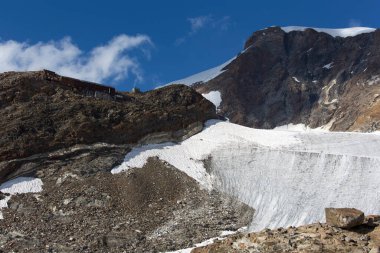 Monte Rosa, İtalya - 20 Ağustos 2020: Monte Rosa 'da Capanna Gnifetti manzarası