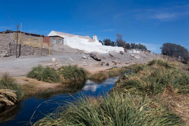 Chiu Chiu, Şili - 13 Ağustos 2019: Chiu Chiu 'daki muhteşem beyaz kilise