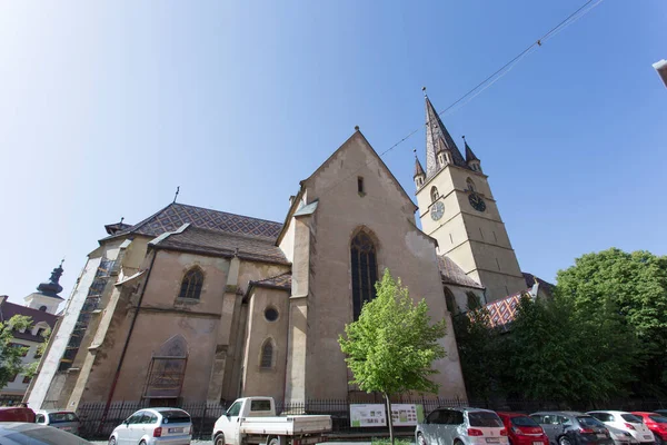 Sibiu Romênia Maio 2018 Igreja Cidade Sibiu Com Carros Estacionados — Fotografia de Stock