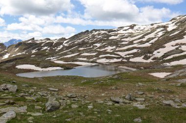 İtalya 'da yaz boyunca Dziule Gölü manzarası