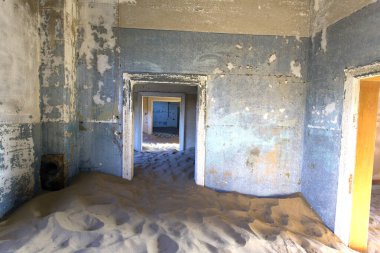 Pomona, Namibya - 16 Ağustos 2018: Pomona 'daki harabelerin manzarası, terk edilmiş elmas kasabası