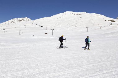 Tonale, İtalya - 21 Şubat 2021: Passo del Tonale 'nin kış manzarası