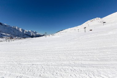 Tonale, İtalya - 21 Şubat 2021: Passo del Tonale 'nin kış manzarası
