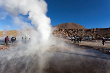 San Pedro de Atacama, Şili - 16 Ağustos 2019: Şili 'deki el tatio gayzerini ziyaret eden turist manzarası