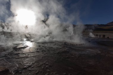 San Pedro de Atacama, Şili - 16 Ağustos 2019: Şili 'deki el tatio gayzerini ziyaret eden turistlerin görüntüsü