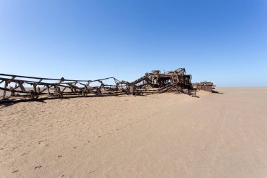 İskelet sahili, Namibya - 10 Ağustos 2018: eski petrol sondaj kulesi