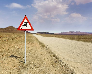 Oshivelo, Namibya - 13 Ağustos 2018: vahşi yaşam hayvanları için uyarı işareti