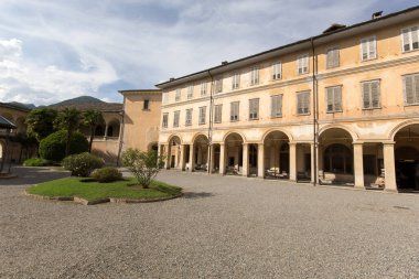 Varallo, İtalya - 17 Ağustos 2020: Varallo 'daki Monte Santo Tapınağı