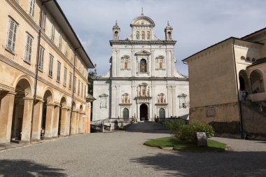 Varallo, İtalya - 17 Ağustos 2020: Varallo 'daki Monte Santo Tapınağı