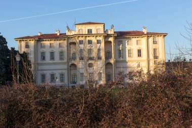 Cernusco Konsolosu Naviglio, İtalya - 4 Ocak 2020: Cernusco Konsolosu Naviglio nehri boyundaki büyük evin manzarası