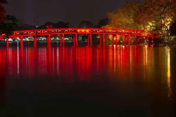 Hanoi, Vietnam - 25 Aralık 2016: Hoan kiem Gölü