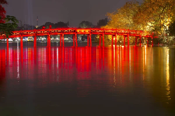 Hanoi, Vietnam - 25 Aralık 2016: Hoan kiem Gölü