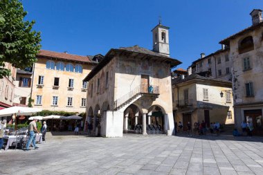 Orta San Giulio, İtalya - 18 Ağustos 2020: Turistlerle Orta San Giulio manzarası