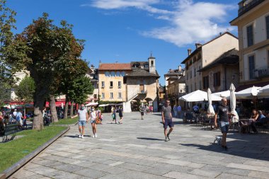 Orta San Giulio, İtalya - 18 Ağustos 2020: Turistlerle Orta San Giulio manzarası