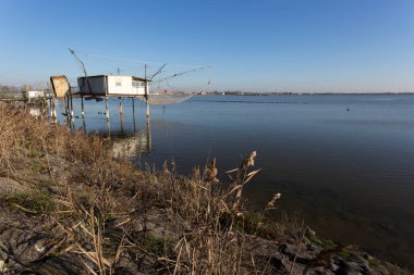Comacchio, İtalya - 30 Aralık 2019: Güneşli bir günde balıkçı evi manzarası