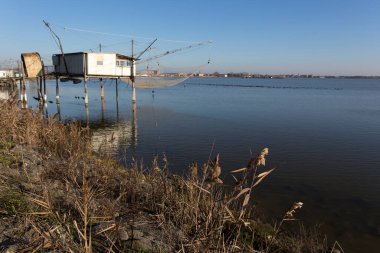 Comacchio, İtalya - 30 Aralık 2019: Güneşli bir günde balıkçı evi manzarası