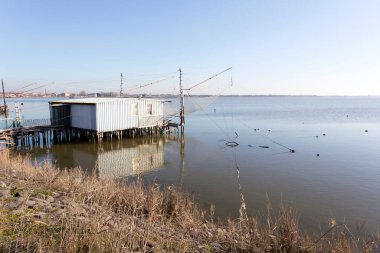 Comacchio, İtalya - 30 Aralık 2019: Güneşli bir günde balıkçı evi manzarası