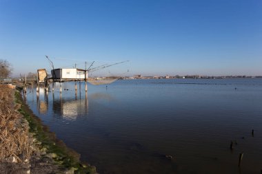 Comacchio, İtalya - 30 Aralık 2019: Güneşli bir günde balıkçı evi manzarası
