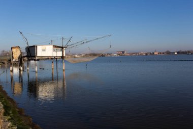 Comacchio, İtalya - 30 Aralık 2019: Güneşli bir günde balıkçı evi manzarası