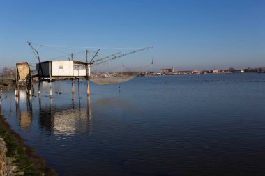 Comacchio, İtalya - 30 Aralık 2019: Güneşli bir günde balıkçı evi manzarası