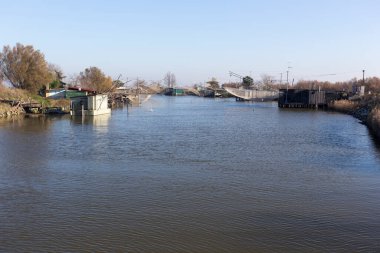 Comacchio, İtalya - 30 Aralık 2019: Güneşli bir günde balıkçı evi manzarası