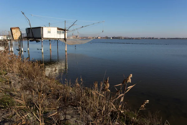 Comacchio, İtalya - 30 Aralık 2019: Güneşli bir günde balıkçı evi manzarası