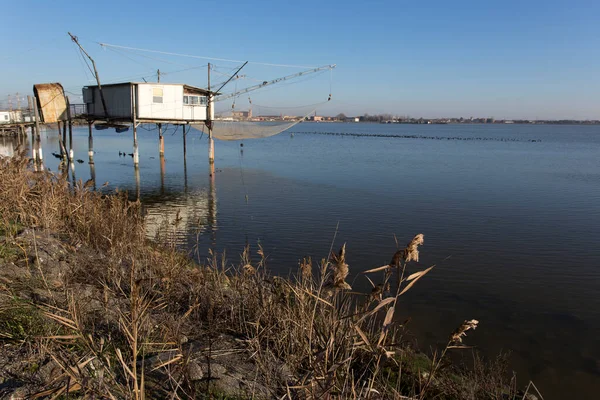 Comacchio, İtalya - 30 Aralık 2019: Güneşli bir günde balıkçı evi manzarası