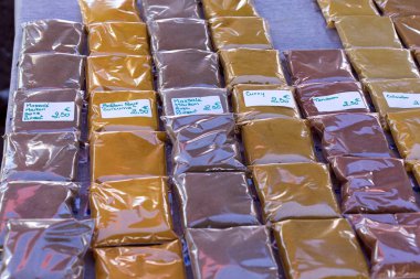 Saint-Paul, Buluşma - 06 Ağustos 2022: Geleneksel pazar manzarası