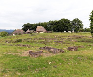 Poggibonsi, İtalya - 29 Mayıs 2021: Poggibonsi 'de Arkeodromo, açık hava müzesi