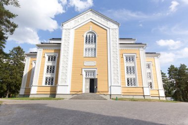 Kerimaki, Finlandiya - 11 Ağustos 2021: Finlandiya 'daki ahşap kilise manzarası