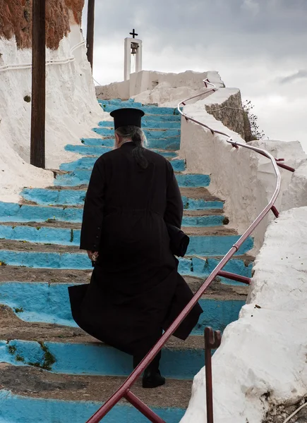 Греко-православный священник на лестнице — стоковое фото