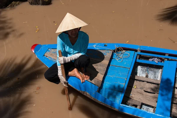 Mulher em barco — Fotografia de Stock