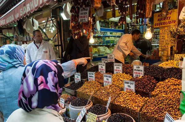 Buying olives in Istanbul — Stock Photo, Image