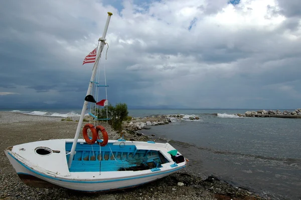 Деревянная лодка у моря — стоковое фото