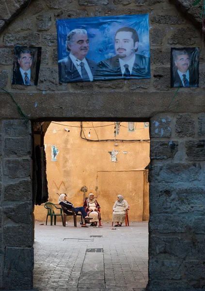 Gossipping in the courtyard — Stock Photo, Image