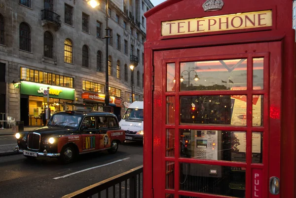 Londoni taxit, telefon doboz — Stock Fotó